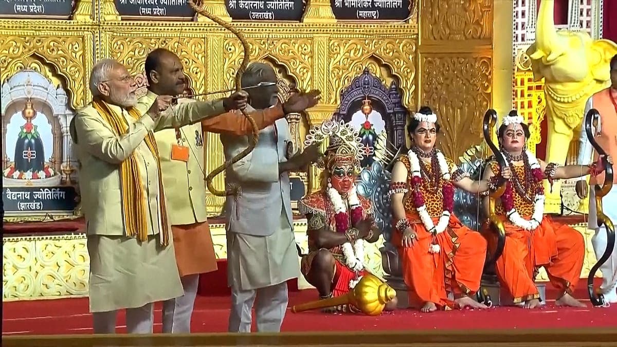 Dussehra: Hindistan'da dev şeytan kuklaları ateşe veriliyor