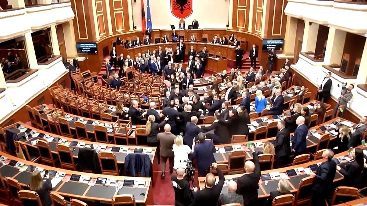 Arnavutluk parlamentosu, protesto kavgasıyla karıştı