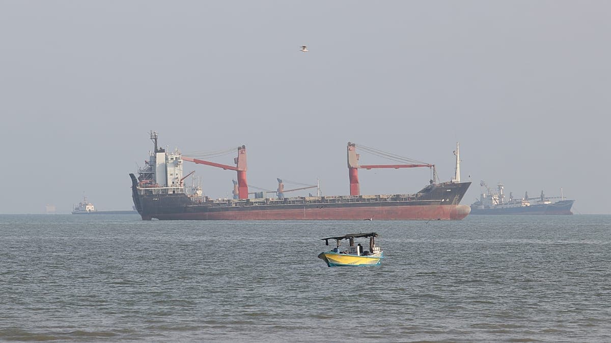 BAE’de tanker kaynaklı petrol sızıntısı nedeniyle sahiller kapatıldı
