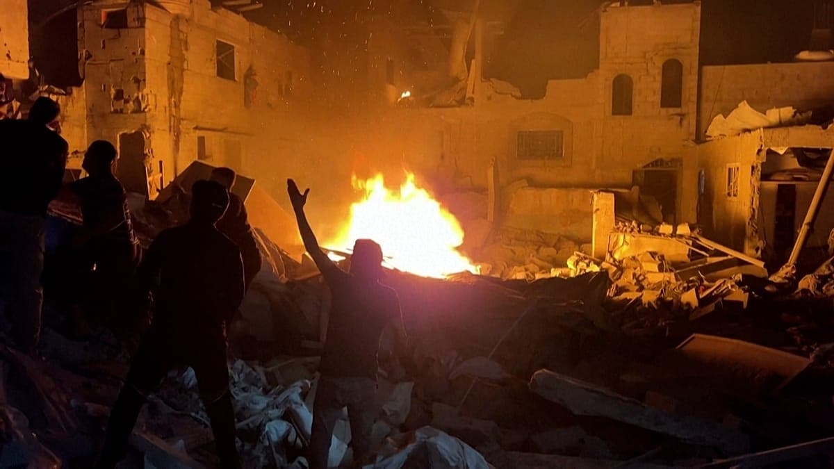 Gazze: Nuseyrat'ta bir binaya İsrail hava saldırısı kameraya yansıdı