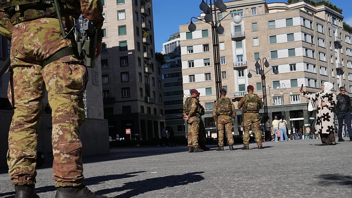 Milano sokaklarında asker devriyesi: Mağazalar protestolar öncesinde kepenk indirdi