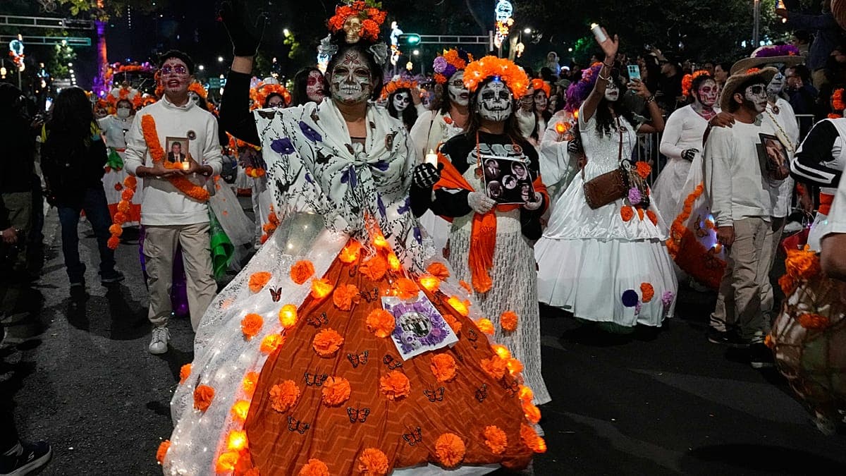 Meksika: Görkemli Catrina geçidi ölüleri yaşama döndürüyor