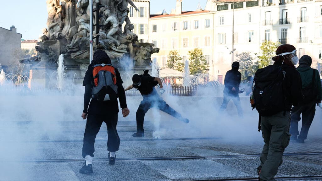Live: France's Yellow Vests throw their weight behind mounting student protests