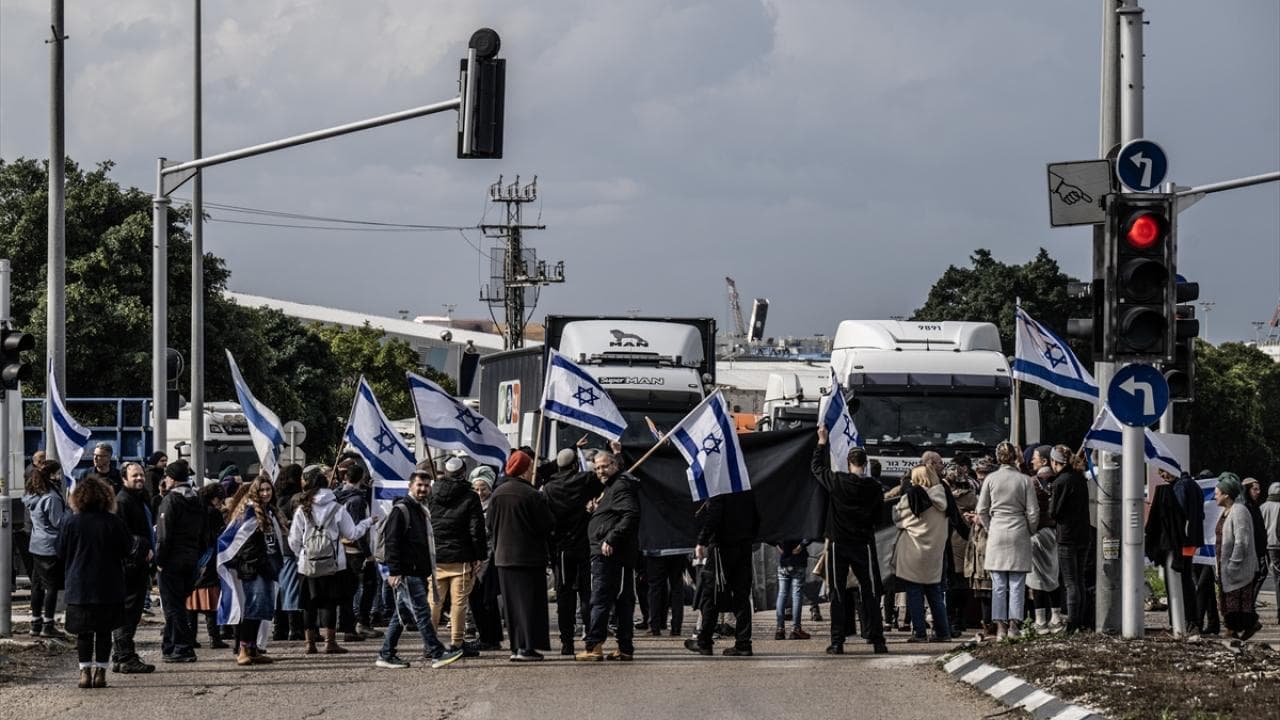 Eli kanlı İsrailli milletvekili ve Meclis adayları Gazze Şeridi'ne yardım taşıyan tırların önünü kesti