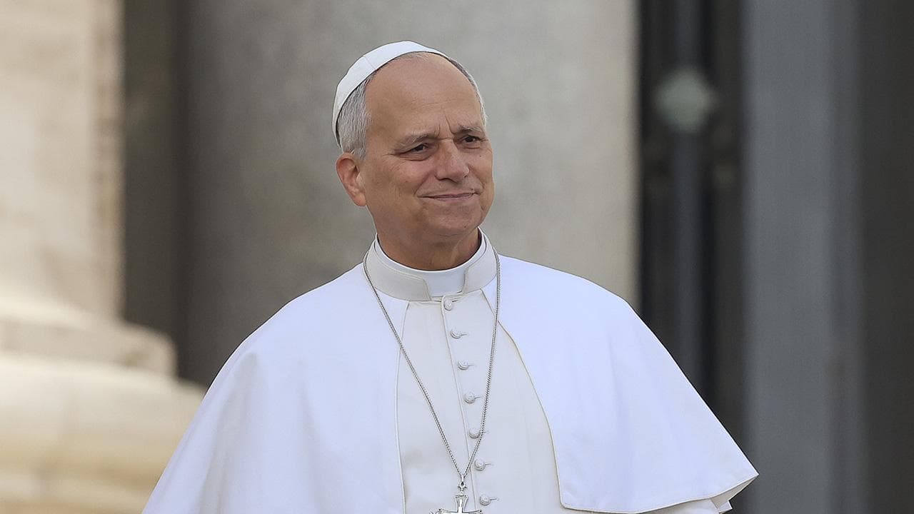 Papa 14. Leo, akciğerindeki nodül için ameliyat öncesi hastaneye gitti